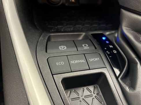 Used 2025 Toyota RAV4 XLE FWD image 33
