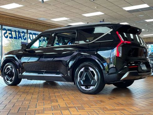 Used 2024 Kia EV9 Land image 8