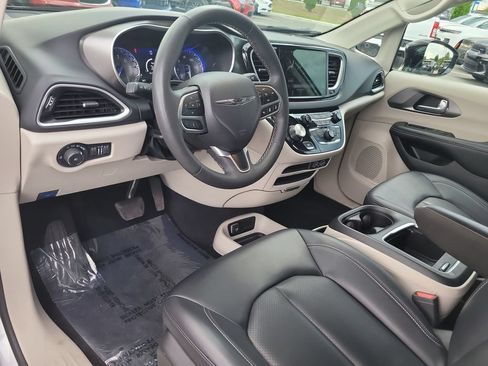 Used 2024 Chrysler Pacifica Touring-L FWD image 18