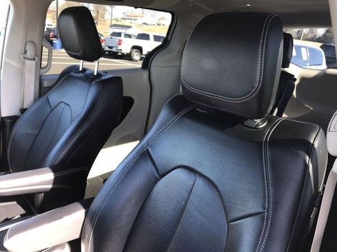 Used 2022 Chrysler Pacifica Touring-L image 11