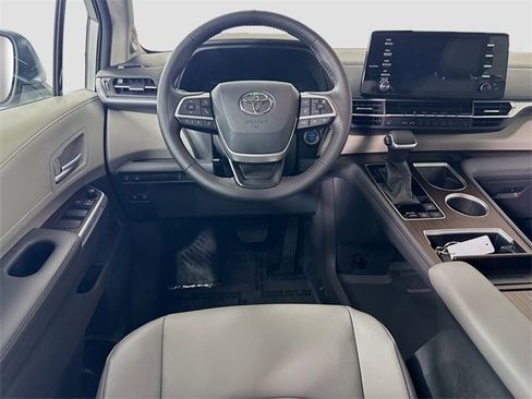 Used 2021 Toyota Sienna XLE w/ XLE Plus Package image 23