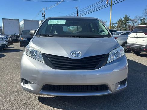 Used 2016 Toyota Sienna L image 2