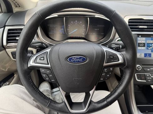 Used 2017 Ford Fusion SE w/ Fusion SE Technology Package FWD image 11