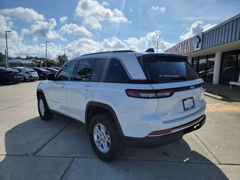 Used 2025 Jeep Grand Cherokee Laredo w/ Trailer Tow Package AWD/4WD image 3