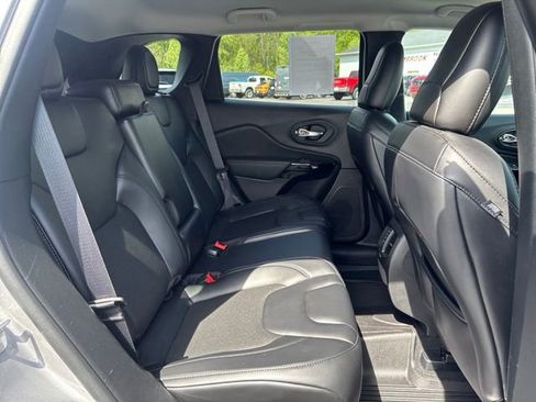 Used 2021 Jeep Cherokee Latitude Plus AWD/4WD image 19