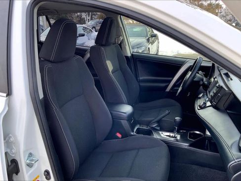 Used 2018 Toyota RAV4 XLE image 9