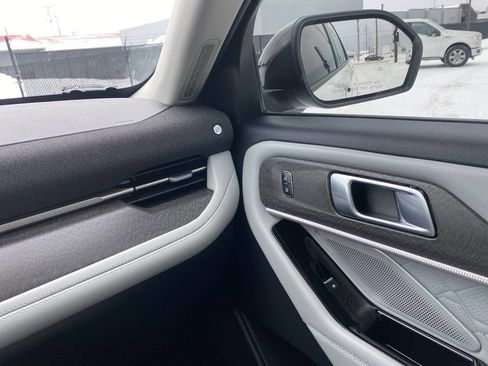 Used 2025 Ford Explorer Platinum w/ Ultimate Package image 38