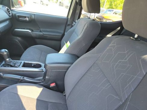 Used 2017 Toyota Tacoma TRD Off-Road AWD/4WD image 15