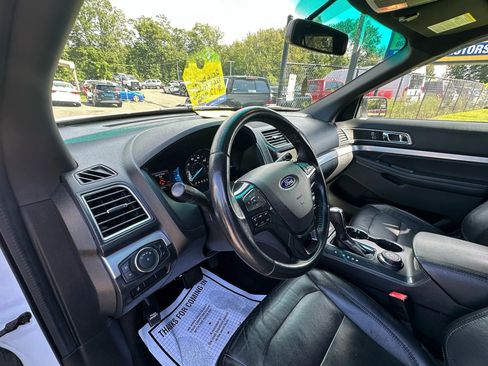 Used 2016 Ford Explorer XLT w/ Equipment Group 202A image 9