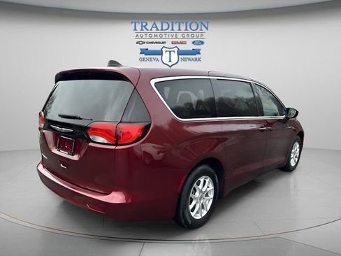 Used 2022 Chrysler Voyager LX image 5