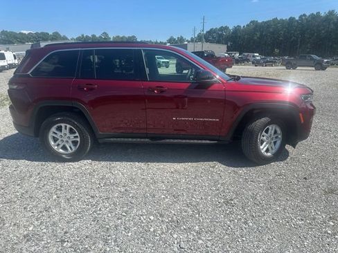 Used 2024 Jeep Grand Cherokee Laredo AWD/4WD image 3