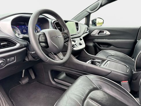 Used 2025 Chrysler Pacifica Limited FWD image 33