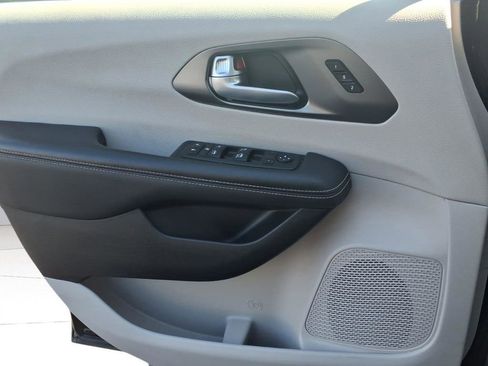 Used 2024 Chrysler Pacifica Touring-L image 18