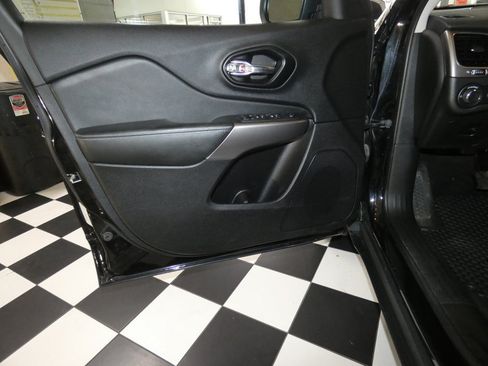 Used 2021 Jeep Cherokee Sport w/ Popular Appearance Group AWD/4WD image 20