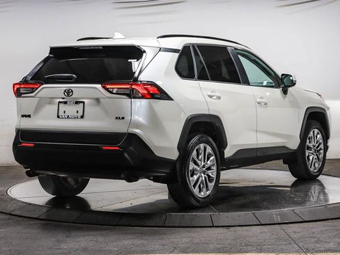 Used 2022 Toyota RAV4 XLE Premium FWD image 4