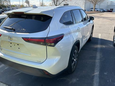 Used 2023 Toyota Highlander XLE image 6