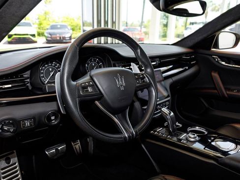 Used 2022 Maserati Quattroporte Modena RWD image 31