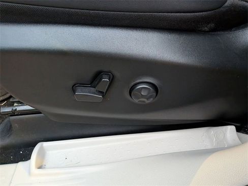 Used 2024 Chrysler Pacifica Touring-L image 13