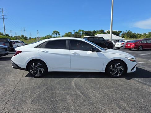 Used 2025 Hyundai Elantra Sport FWD image 3