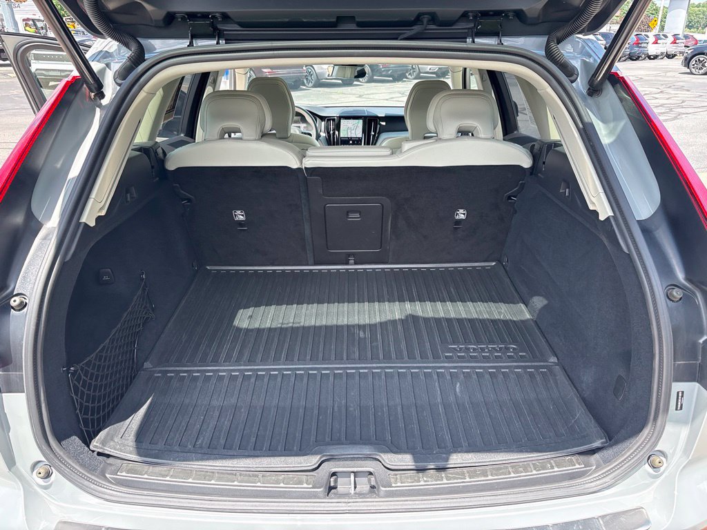 Certified 2025 Volvo XC60 T8 Plus w/ Protection Package Premier AWD/4WD image 39