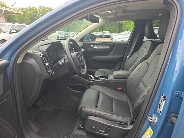 Used 2025 Volvo XC40 B5 Plus AWD/4WD image 5