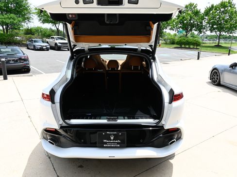 Used 2024 Aston Martin DBX AWD/4WD image 40