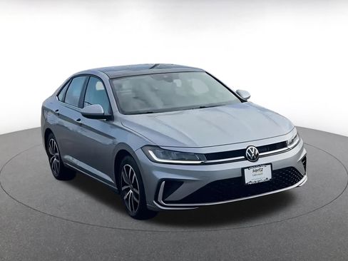 Used 2025 Volkswagen Jetta SE image 3