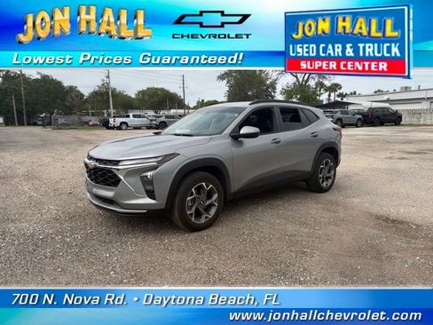 Used 2024 Chevrolet Trax LT w/ Driver Confidence Package image 2