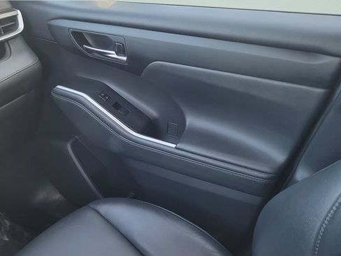 Used 2022 Toyota Highlander XLE FWD image 13
