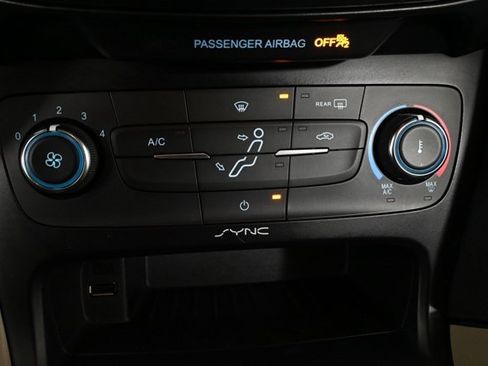 Used 2018 Ford Focus SE w/ SE Appearance Package image 23