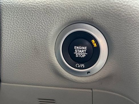 Used 2024 Chrysler Pacifica Select image 24