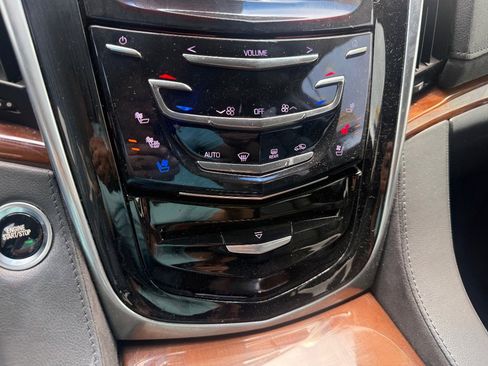 Used 2019 Cadillac Escalade Premium Luxury AWD/4WD image 35