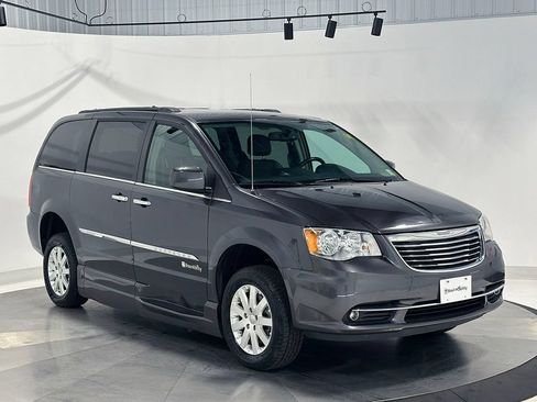 Used 2016 Chrysler Town & Country Touring w/ Driver Convenience Group FWD image 4