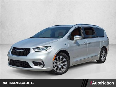 Used 2024 Chrysler Pacifica Pinnacle FWD image 1