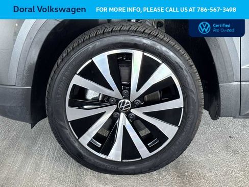 Certified 2022 Volkswagen Taos SE FWD image 11
