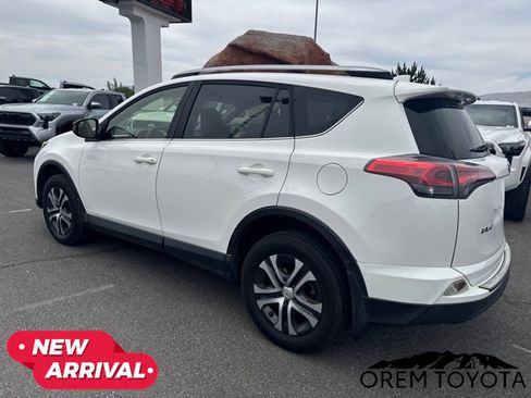 Used 2018 Toyota RAV4 LE w/ Carpet Mat Package AWD/4WD image 3