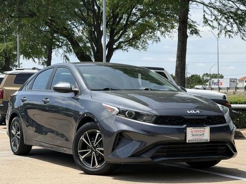 Used 2023 Kia Forte LXS FWD image 2