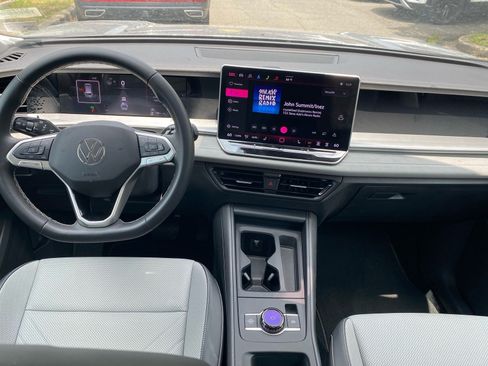Used 2025 Volkswagen Tiguan SE AWD/4WD image 9