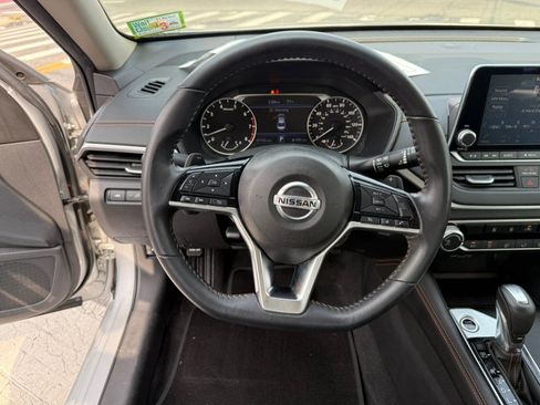 Used 2020 Nissan Altima 2.5 SR FWD image 13