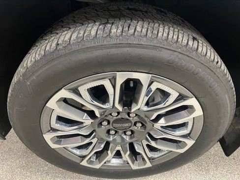 Used 2024 GMC Yukon Denali Ultimate AWD/4WD image 15