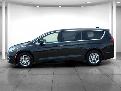 Used 2023 Chrysler Pacifica Touring-L FWD image 4