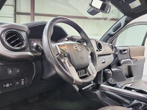 Used 2021 Toyota Tacoma Limited AWD/4WD image 19