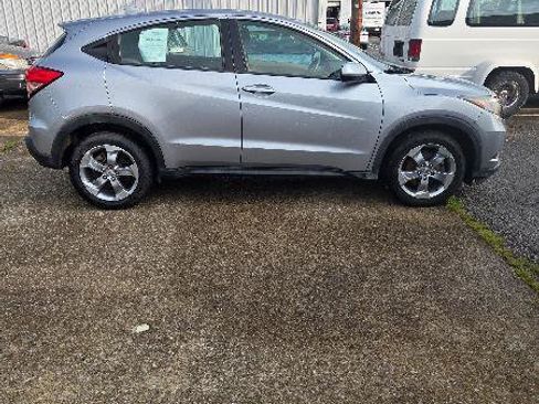 Used 2018 Honda HR-V LX image 2