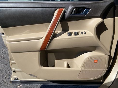 Used 2010 Toyota Highlander Limited image 32