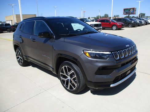 Used 2024 Jeep Compass Limited w/ Elite Group AWD/4WD image 9