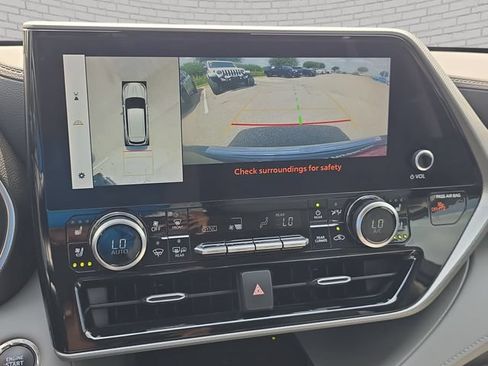 Used 2023 Toyota Highlander Platinum FWD image 25