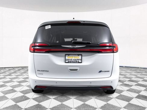 Used 2024 Chrysler Pacifica Limited FWD image 19