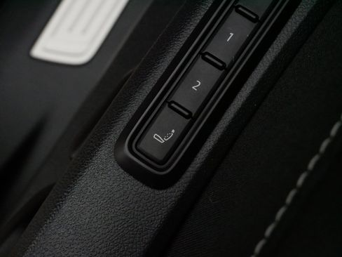 Certified 2025 Volkswagen Atlas SEL Premium R-Line image 33