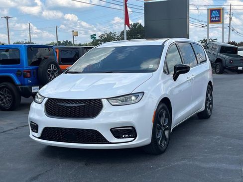 New 2026 Chrysler Pacifica Select image 3