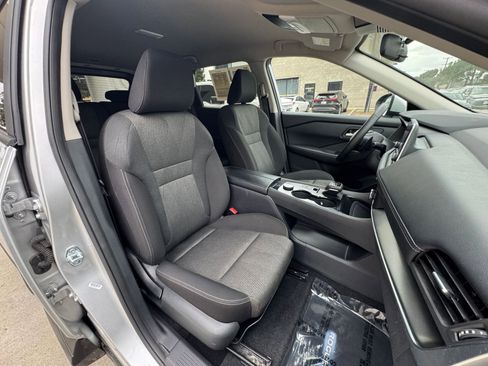 Used 2025 Nissan Rogue SV image 38